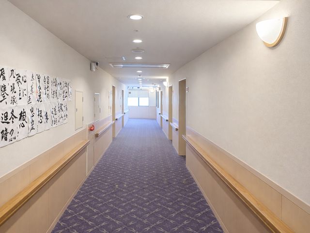 明るい長い廊下 廊下 長い廊下は、手すりが設置されていますので、安心して歩行できます。自然光で明るい空間です。