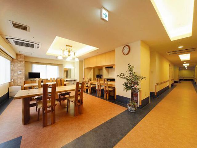 広々としたダイニングルーム ダイニングルーム 広々とした空間で、自然光が差し込み、居心地の良いダイニングルームです。