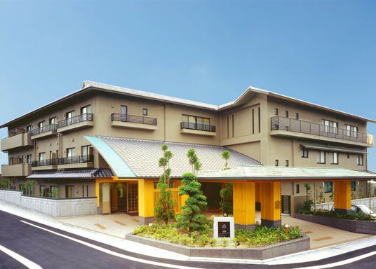 緑に囲まれた建物外観