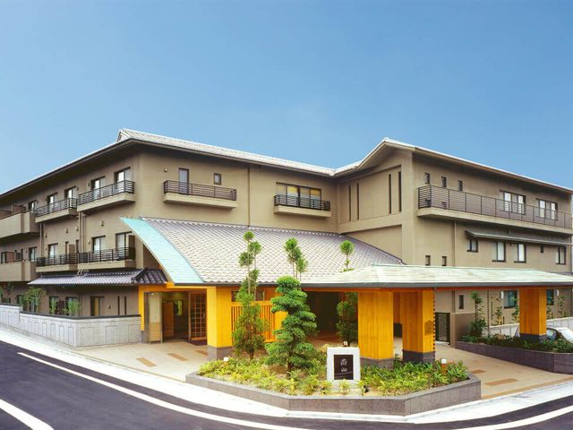 緑に囲まれた建物外観 外観 開放感のある外観で、緑が豊かに配置されています。リラックスできる雰囲気が漂っています。