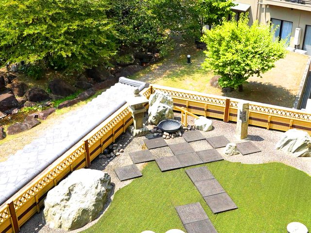 美しい庭 庭 自然の中でくつろげる、緑豊かな庭です。 石や木々が調和した空間でリフレッシュできます。