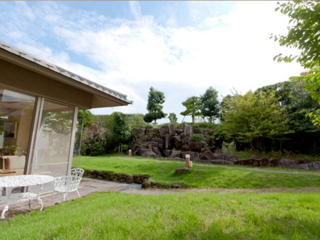 緑豊かな庭 庭 広々とした緑に囲まれた庭で、リラックスできる雰囲気が魅力です。自然に触れ合う時間を楽しめます。