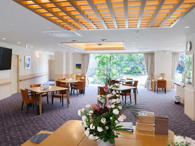 広々としたダイニングルーム ダイニングルーム 広々とした明るい空間で、自然光が差し込む心地よい環境です。テーブルが複数配置されています。