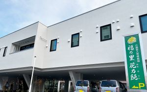 白い外観の建物