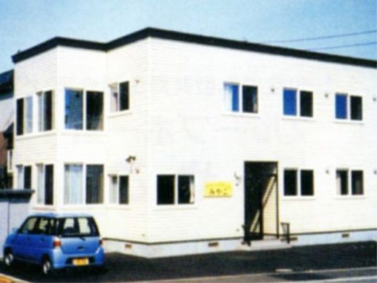 白い外壁の建物外観
