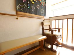 手すりと掲示物の廊下