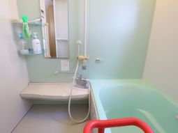 手すり付き浴室の一部
