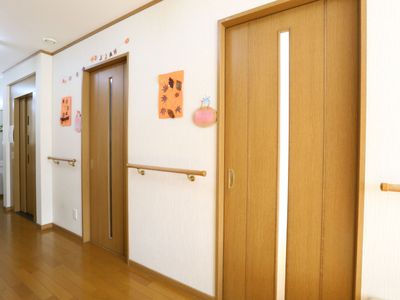 廊下の扉と装飾