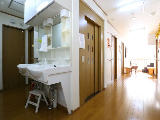 廊下の洗面台と椅子