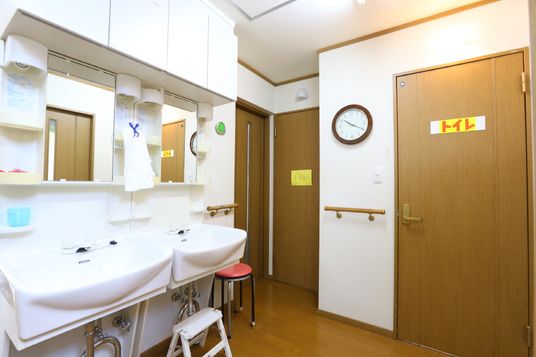 洗面台と時計のある廊下