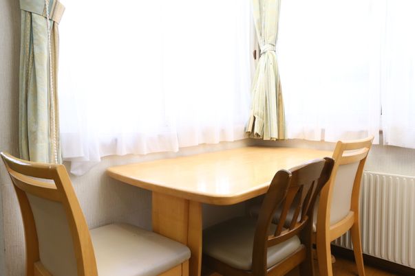 明るい居室のテーブル
