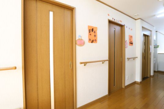 明るい廊下と部屋の扉