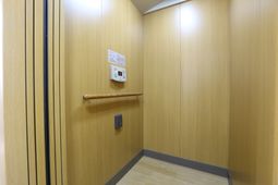 シンプルなエレベーター内部