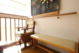 機能訓練器具と花火の飾り