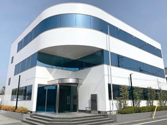 明るい外観の建物  