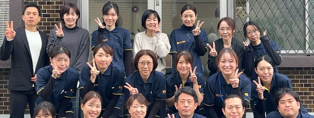 笑顔のスタッフ集合写真