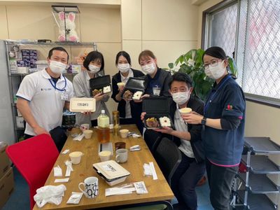 交流するスタッフの空間