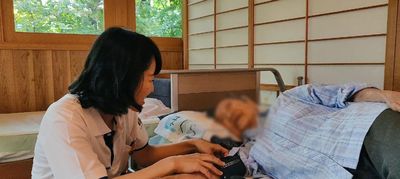 介護の場面が映る居室