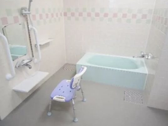 入浴用椅子のある浴室  