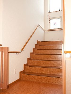清潔な施設の階段