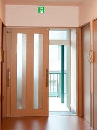 明るい通路の脱衣所入口