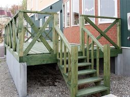 木製の緑の階段