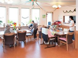 明るい食堂の日常風景