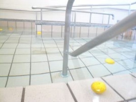 明るい浴室の手すり付き床面  