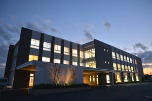 夕暮れ時の建物外観  