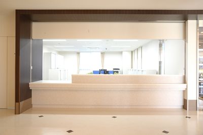 明るい受付の内装