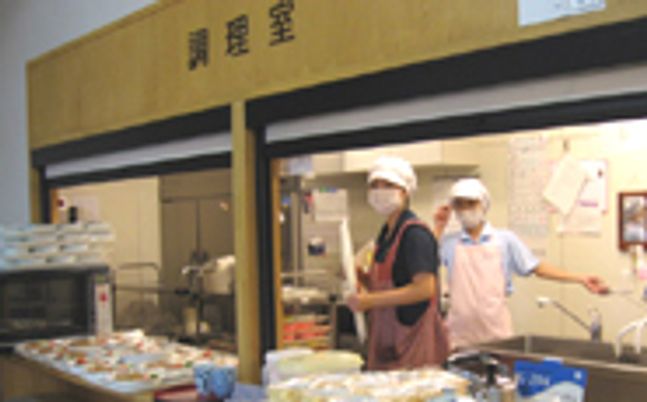 明るい厨房とスタッフ