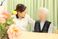 笑顔で会話する場面
