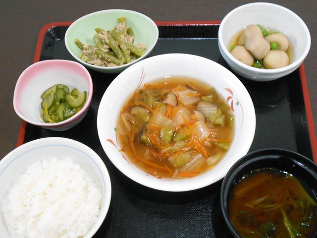和食膳 食堂 バランスの取れた和食が並ぶ膳です。色とりどりのおかずで健康的な食事を楽しめます。