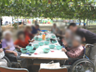屋外の食事会