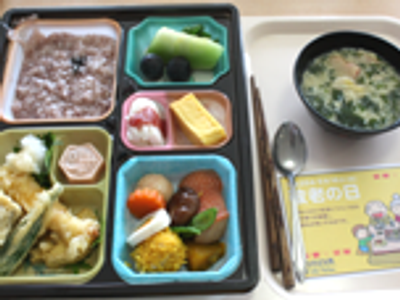 おいしそうな食事のトレイ