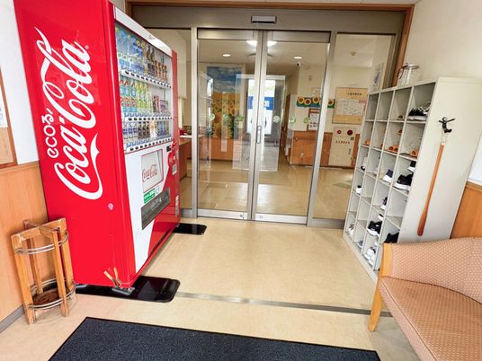 自販機と靴箱の廊下