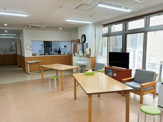歓談の場が映る室内