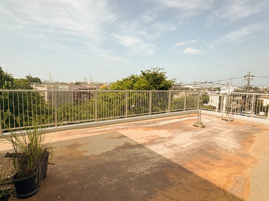 開放的な屋上テラス