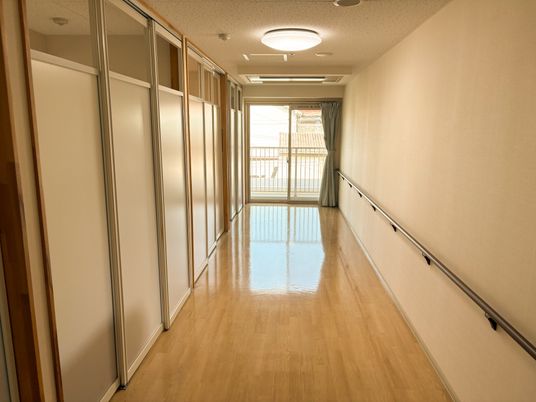自然光が入る廊下