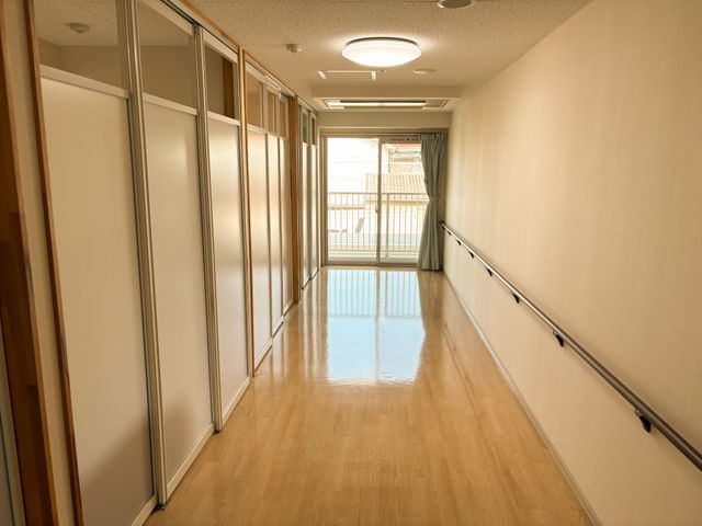 自然光が入る廊下
