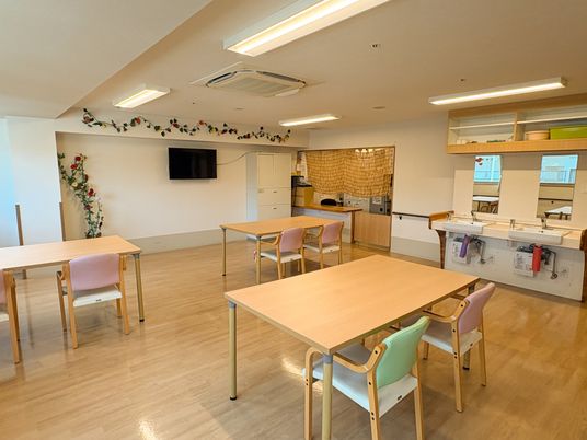 広々とした明るいダイニングルーム