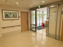 自然光が入る廊下