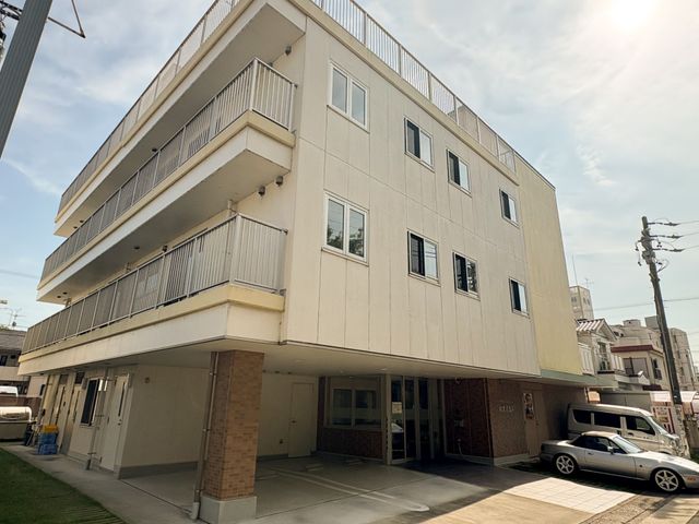 3階建ての建物外観
