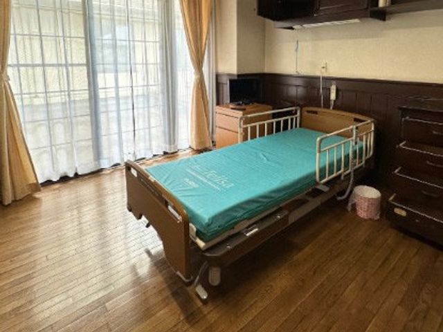 広々とした居室 居室 自然光が差し込む快適な空間です。木製床材が温かみを感じさせます。