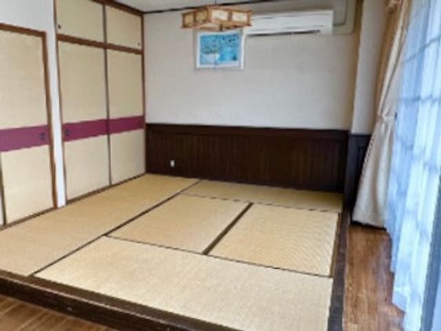 自然光が入る和室 和室 和風の落ち着いた空間で、畳の心地よさを感じられます。大きな窓から自然光が差し込み、明るさが心地よいです。