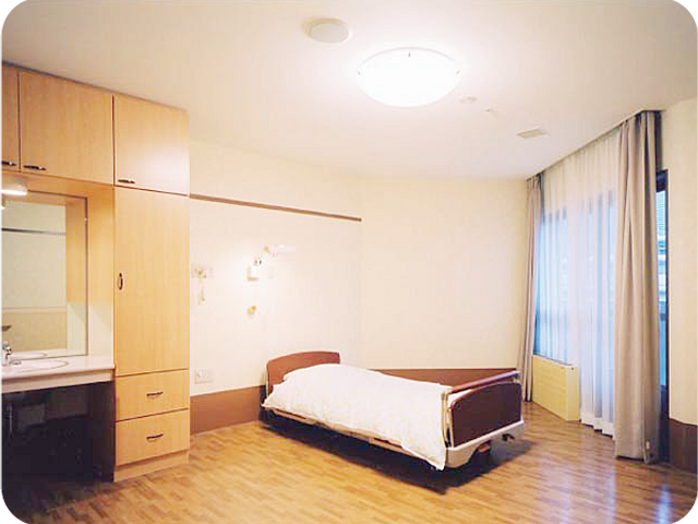 広々とした居室 居室 自然光がたっぷり入る広々とした空間です。快適なベッドと使いやすい収納が特徴となっています。
