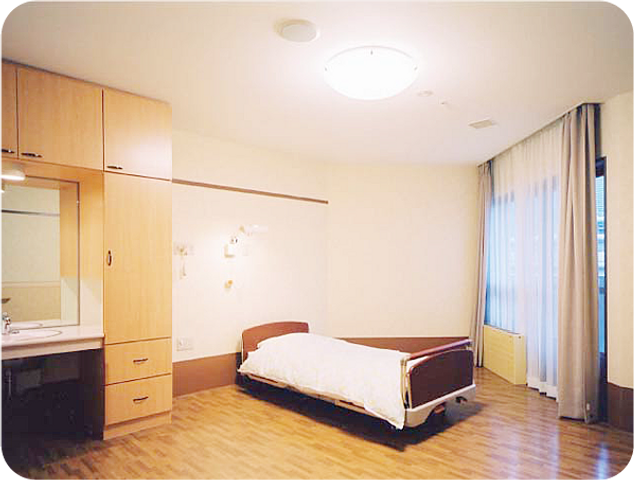 広々とした居室 居室 自然光がたっぷり入る広々とした空間です。快適なベッドと使いやすい収納が特徴となっています。