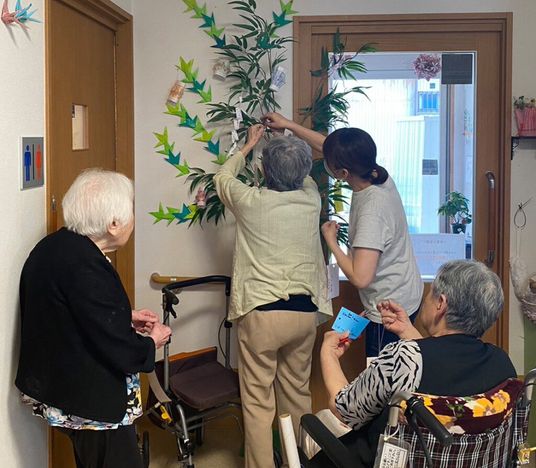 飾りを手伝う様子廊下