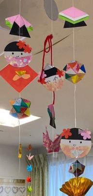 折り紙装飾のある室内