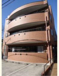 オレンジ色の建物外観